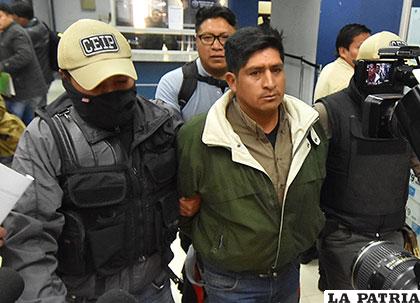 Mamani llegó a la fiscalía en La Paz custodiado por efectivos policiales