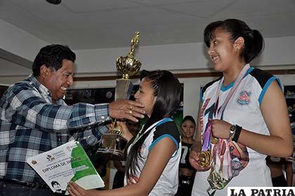 Tejerina entrega el trofeo de campeón de básquetbol a las deportistas del Liceo Dalence