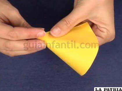 PASO 2
Realiza una media circunferencia en una cartulina amarilla, recórtala y pega los extremos para que quede una forma cónica.
