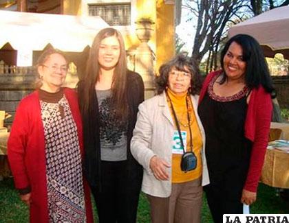 Garnica y las escritoras Stephany de Hinojoza, Gaby Vallejo y Márcia Batista