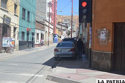 Los peatones se quedan sin aceras por culpa de quienes estacionan sobre las mismas