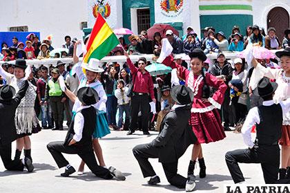 La cueca boliviana se bailó en la Avenida Cívica