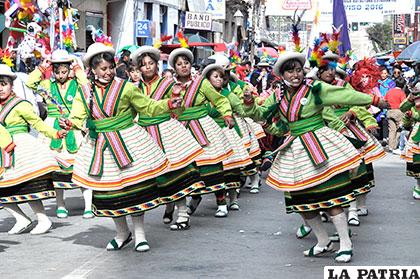 Alegre danza junto a los wititis del Liceo Oruro turno mañana
