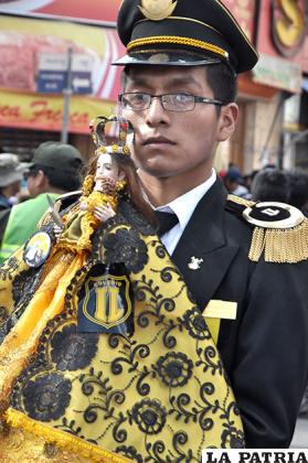 La Virgen del Socavón vestida con los colores del 