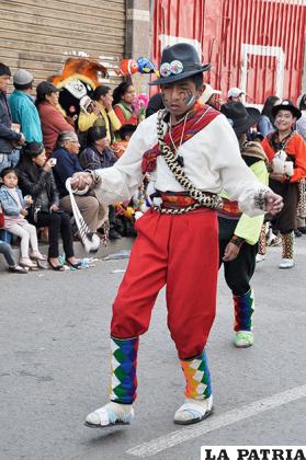 Cadenciosa entrada del llamero del Sucre