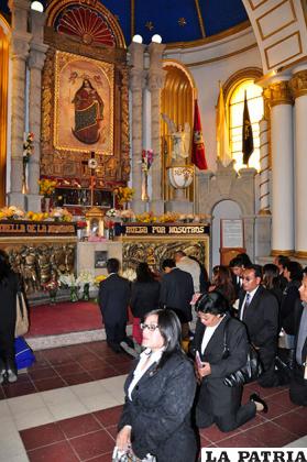 Directiva de la FESO y autoridades orureñas frente a la imagen de la Virgen del Socavón