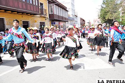 Danza autóctona de la moceñada con el colegio Kantuta 3