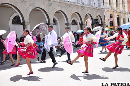 Kallawayas del colegio Huajara en plena danza