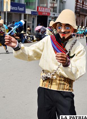 Llamero del colegio Niño Quirquincho Feliz
