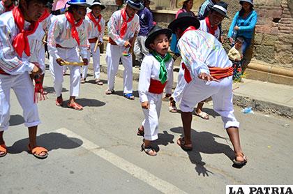Vistosa coreografía de la saya del colegio Ayacucho