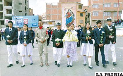 Gran ingreso del Comité Ejecutivo: Katherine F. Corpa Ayala, con la Virgen del Socavón en brazos, es parte de la F.E.S. Oruro y 
representa al Colegio Alcira Cardona Torrico Nº 2