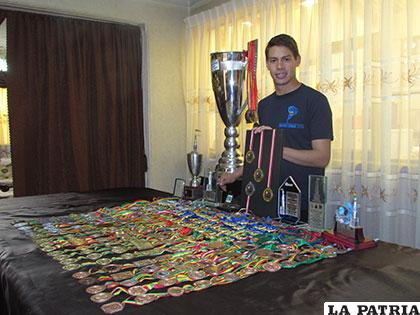 Enrique Nava, ganador de muchas medallas y trofeos en su carrera deportiva