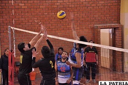 Zeballos golpea el balón ante el bloqueo de los de San Martín