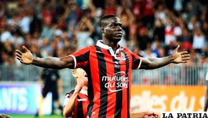 Mario Balotelli anotó el gol del triunfo de Niza sobre el final ante Lorient 2-1