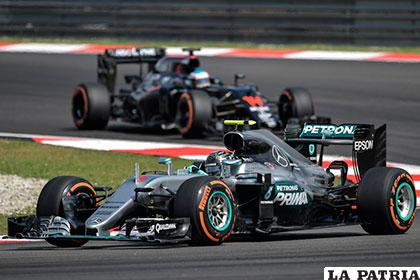 Nico Rosberg seguido por Fernando Alonso