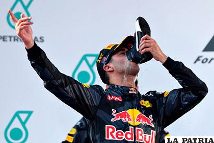 Daniel Ricciardo festeja al final de la competencia