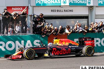 El festejo de los seguidores de Ricciardo al cruzar la meta