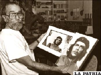 El fallecido Korda muestra la foto del Che /aymag.com.ar