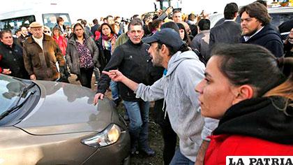 Manifestantes agreden auto del presidente argentino en Mar del Plata /lanacion.com