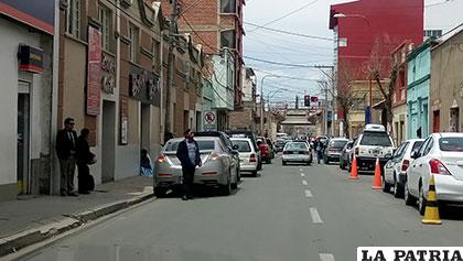 La calle Montesinos se reduce a un solo carril por el parqueo de vehículos al lado izquierdo
