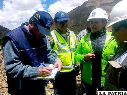 Trabajadores camineros contribuyen al desarrollo del país /ABC - Regional Oruro