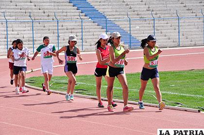Esmeralda Hurtado lleva la delantera a Mayra Quispe, en marcha