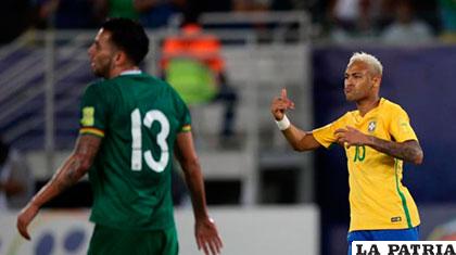 Neymar celebra ante la congoja de Alejandro Meleán