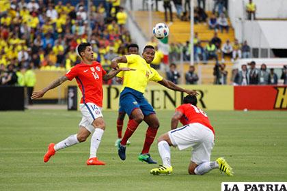 Antonio Valencia domina el balón ante la mirada de los chilenos