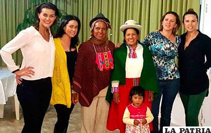 Hijas de Fernández junto a la pareja integrada por Dominga Quispe y Juan Choque /ANF