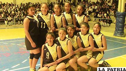 Las integrantes del equipo que representa al colegio Donato Vásquez