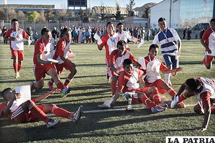 El festejo de los jugadores del colegio Arce por el título obtenido