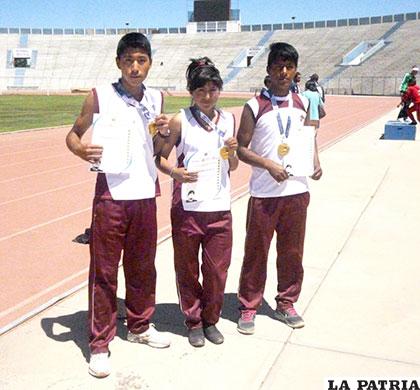 Atletas del Carmen Guzmán de Mier con la medalla de oro
