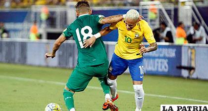 El momento en que Duk le aplica el manotazo a Neymar