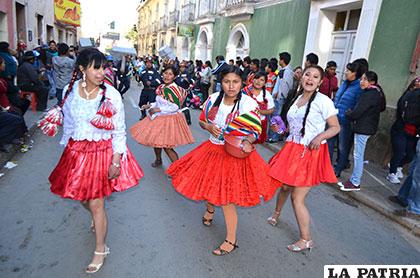 Alegre participación de las palliris de Huanuni