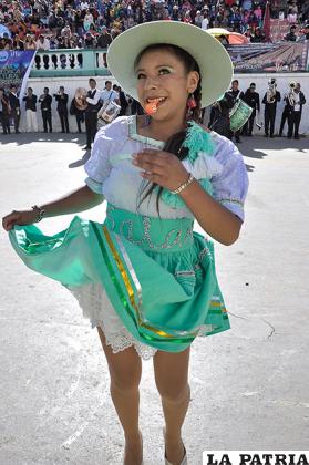Mirada pícara de una danzarina del Salay