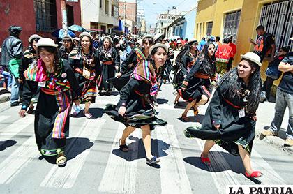 Alegría junto a las jalkas de la Normal 