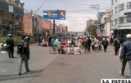 Vecinos alteños bloquearon la Ceja de El Alto /ANF