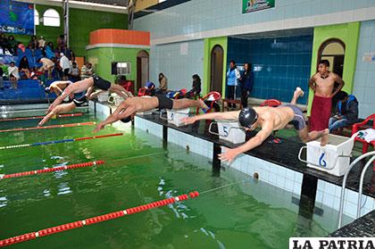 Los nadadores orureños durante las pruebas selectivas