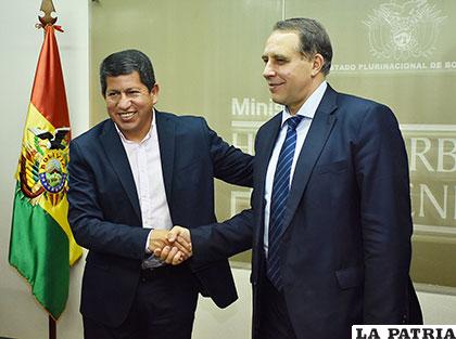 Los ministros de Energía de Bolivia y Rusia, Luis Sánchez y Yuri Sentyurin, respectivamente /APG