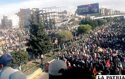 Miles de personas se aglomeraron en La Ceja de El Alto /Twitter