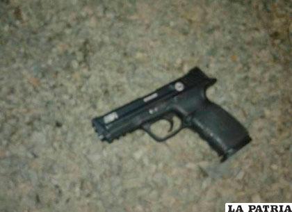 Arma encontrada por los comunarios tras la intervención policial