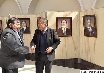 El rector de la UTO, Carlos Antezana, fue el encargado de inaugurar la exposición