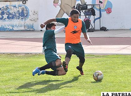 Didí Torrico avanza con balón dominado, en el entrenamiento de ayer