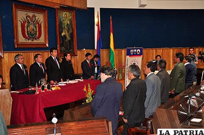 Varias autoridades participaron de la Sesión de Honor de la UTO