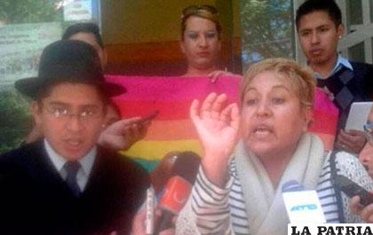 La magistrada Mirtha Camacho (der.) cuando interrumpe al movimiento LGBT