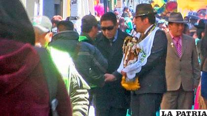 Captura del video en el que el diputado estaría entregando dinero al policía /boliviatv.bo