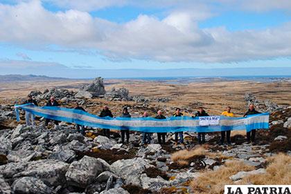 Bandera argentina flamea en Malvinas en reclamo de soberanía