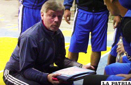 El entrenador del seleccionado orureño, Pedro Zapata