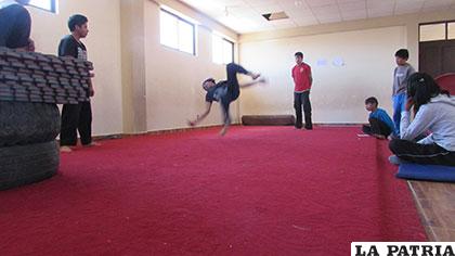 Los entrenamientos de tricking se realizan en la Casa Municipal del Deporte
