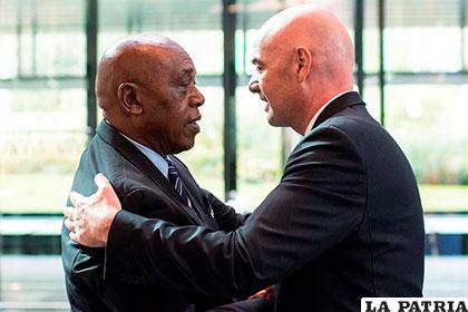El presidente de la FIFA, Gianni Infantino (derecha), saluda al sudafricano Tokyo